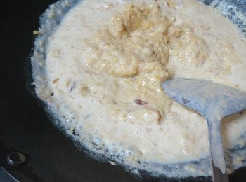 step2: 2.泡過花的茉莉花水與蒸軟的綠豆蓉一起炒到乾