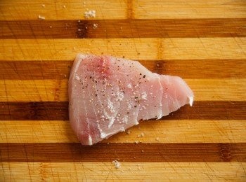 step2: 將魚排用少許的黑胡椒和鹽巴醃過。