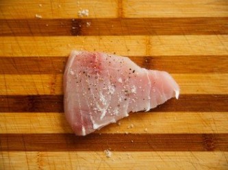 step2: 將魚排用少許的黑胡椒和鹽巴醃過。