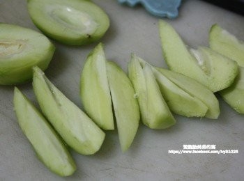 step6: 再將芒果切成一片片的芒果片，大約一半芒果青，我會切成4片[依個人口感調整]