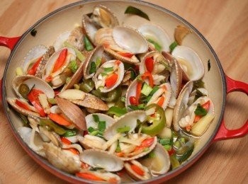 step4: 1分鐘後加入蜆和清雞湯炒1分鐘。 上蓋焗至蜆開口即成。 上碟前可加入份量外的青檸汁。