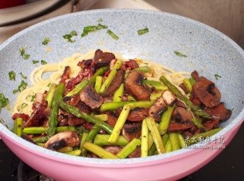 step5: 把剛煮熟了的意粉隔去水分、和煎好的煙肉、烤好的蔬菜一同放入她<span class="group_2">卡邦尼汁</span>中拌勻，完成！