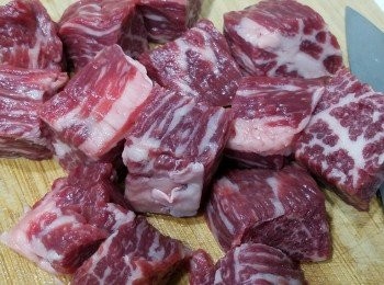 step1: 先將牛肩肉切大粒。