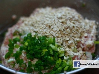 step3: 加入燕麥片及適量蔥花拌勻後冷藏1小時以上；