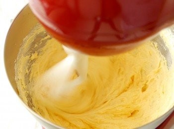 step5: 逐隻雞蛋/蛋黃加入，每次加入後 以低速拌至混合。