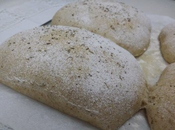 step1: 液種麵糊
做法-低溫發酵,所有材料混合, 攪勻成麵糊狀
放入密實盒, 再放雪柜發酵 5-6小時
*唔建議放太長時間, 原因(1)太重酵母氣味(2)跟主麵團混合後再次用低發*