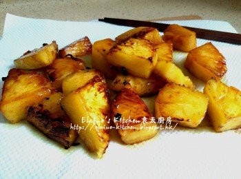 step13: 最後將菠蘿片切粒 , 放入之前煎串燒鑊中用慢火煎至金黃色