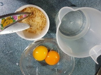 step5: 將<span class="group_3">B芡汁:</span>水或上湯約100g,巴瑪臣芝士粉20g,蛋黃2隻用碗裝起拌勻備用
(相片中的巴瑪臣芝士因為我用新鮮芝士,所以剪碎成粉,待易溶解)