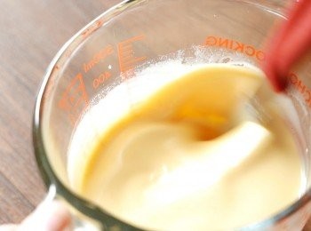 step3: 先混合加了糖的淡奶和淡忌廉（怕未放涼的淡奶會把蛋黃燙熟）、再加入蛋黃和雲呢拿香油，以小刀攪勻以減少打入的空氣。