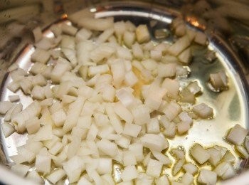 step3: 接著熱鍋，炒香蒜末與洋蔥。