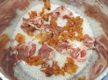 step3: 將白米清洗乾淨後先倒1/2量於電鍋內鍋~接著鋪一半的豬肉片以及泡菜!!再將剩餘的一半白米倒入~剩下的豬肉片和泡菜也鋪上去!!泡菜汁加水約2杯米杯倒入內鍋中~~於外鍋倒入2米杯水蓋上鍋蓋開始煮吧!!