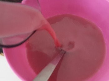 step5: 先將砂糖同蒟蒻粉混合均勻，倒入清水攪勻，再倒入石榴汁攪勻
