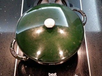 step12: 蓋上鍋蓋燉煮約15-20分鐘(去骨雞腿比較快熟)。