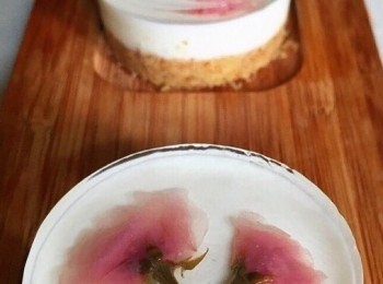 step9: 餅面裝飾：
鹽漬櫻花需事先浸洗乾淨（最好浸過夜），
魚膠粉 2g + 涼開水60g座熱水溶成魚膠水，加上1茶匙檸檬汁 攪勻，待涼後，倒入已凝固的蛋糕內，加入已浸好的櫻花，微微抖一抖櫻花，使花瓣展開，造型才會美！
這魚膠水的份量剛好可以做5個！