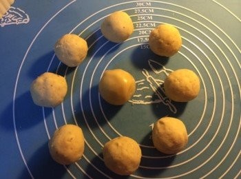 step3: 蓮蓉每個20g，包入蛋黃一個15g左右，整個餡料差不多35g。