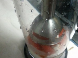 step4: 蕃茄加入鮮果沙律醬用攪拌器攪成醬汁