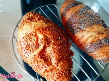 step3: 用刀在牛角包中間介一刀，用光波爐140度烘三分鐘（焗爐也可）