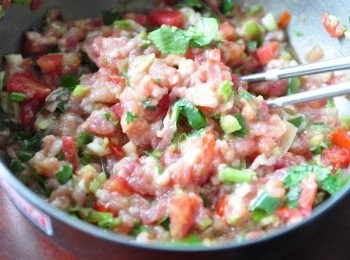 step4: 再以筷子充分拌勻(內餡的味道調味要重些，這樣蒸餃就不需另外調味可以直接吃)