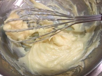 step2: 慢慢用攪拌器打至軟滑狀