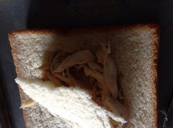 step2: 將拆好的鷄絲及水牛芝士絲塞入內並將麵包蓋平後在表面再舖滿水牛芝士碎