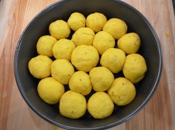 step12: 12. 然後排入已抹了油的圓形模中，麵團間留一小空隙，接著再放置45分鐘進行最後一次發酵。