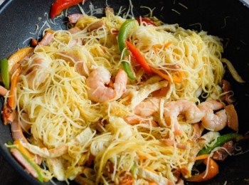 step5: 最後加入鮮蝦和雞蛋絲，炒均即成！（如太乾，可加點水）