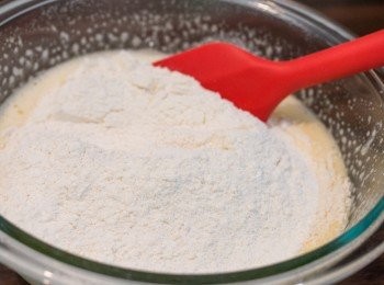 step4: 把步驟 2 的乾性材料加入步驟 3 的大碗中，以膠刮拌勻。