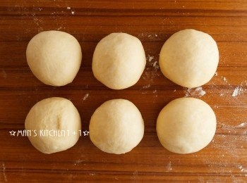 step6: 再來將麵團分成六等份，並揉成圓型後鬆弛約15分鐘。