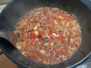 step4: 最後加入一大碗水熬煮到<span class="group_1">食材</span>軟爛入味