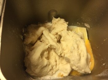 step2: 中種麵團發酵完成後, 取出中種麵團, 把主麵團材料連中種麵團撕碎放入麵包機內, 開動麵團模式, 直至完成