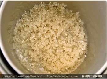 step2: 將白米用清水洗淨，泡水浸漬30分鐘後，再瀝乾水分，直接放至於電鍋中。