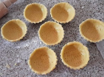 step3: 將麵糰擀薄，鋪在撻模內，用叉刺孔