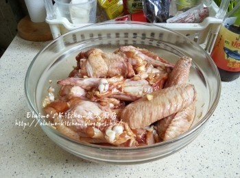 step3: 加入乾蔥蓉 , 蒜蓉及<span class="group_2">醃料</span>拌勻醃2小時