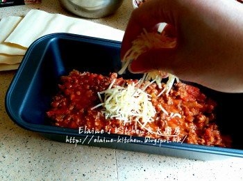 step10: 再放上一片闊麵 , 再放上肉醬 , 灑上芝士碎