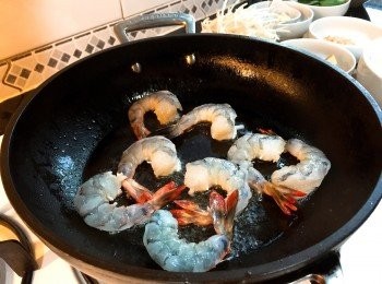 step1: 先將熱水與棕櫚糖混合，之後加入辣椒粉、羅望子醬、魚露，拌勻後成汁料，備用。

大蝦洗淨及抹乾後，加鹽作低味，跟著開油鑊，下大蝦炒至轉色，盛起備用。
