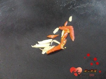 step3: 爆香姜絲與辣椒