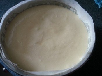 step15: 於枱上將粉漿由高處向下(約3至4吋高)"登"幾吓"登"走粉漿內的空氣