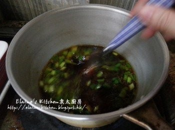 step11: 煲內放入蔥粒爆香 , 再加入雞汁調味料拌勻煮熱