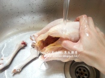 step1: 將雞去頭去尾 , <a href="https://bit.ly/3kLFTWO" target="_blank" data-keyword="雞腳" class="guide-link"><strong>雞腳</strong></a> <span style="display:inline-block;vertical-align:middle;margin-top:-3px;color:initial;border-radius:3px;padding:2px 3px;font-size:12px;line-height:14px;background:#87d300;color:#fff;">即買</span> 剪開 , 沖洗乾淨雞的內裡部份