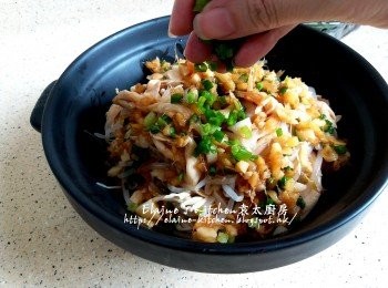 step11: 將汁料淋上手撕雞內 , 最後灑上蔥粒即可