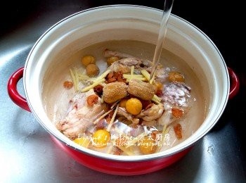 step7: 逐一加入栗子肉 , 圓肉 , 薑絲 , 蜜棗及適量水拌勻 , 用中火煲滾