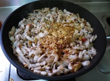 step3: 接著下油蔥酥(我是買市面上包裝好的油蔥酥)利用豬油再將油蔥酥炒至香氣出來