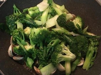 step11: 接著放入所有的花椰菜和青花筍拌炒，要讓花椰菜吃到湯汁喔～並試味道調整。