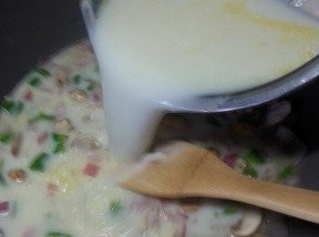 step15: 倒入白汁湯煮滾