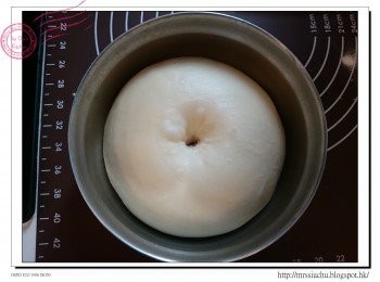 step1: 首先加入酵母至焗盤中, 然後依次加入2-6材料。開始麵團模式, 待麵團表面變得光滑再加入無鹽牛油 (程式開始約10分鐘)。程式完成攪拌的時候, 把麵團拿出, 滾圓放碗中, 放入水波爐以30度進行第一次發酵90分鐘。