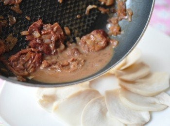 step6: 將醬汁淋至杏鮑菇片上，灑些桂花即完成~