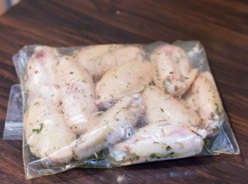 step2: 之後印乾<a href="https://bit.ly/3zHU5V3" target="_blank" data-keyword="雞中翼" class="guide-link"><strong>雞中翼</strong></a> <span style="display:inline-block;vertical-align:middle;margin-top:-3px;color:initial;border-radius:3px;padding:2px 3px;font-size:12px;line-height:14px;background:#87d300;color:#fff;">即買</span> ，加入醃料拌勻，醃 1 小時或以上（可過夜）