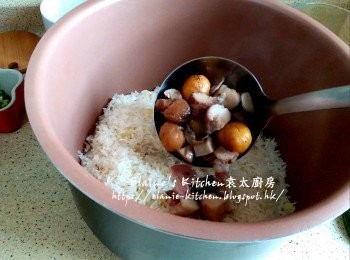 step9: 將煮好的配料連汁料放入飯煲內的白米上