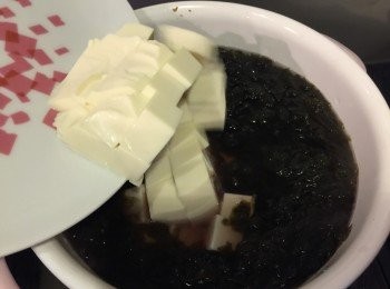 step3: 3. 加入紫菜同切粒豆腐，多煮3-4分鐘，加入鹽、胡椒粉同麻油調味就完成