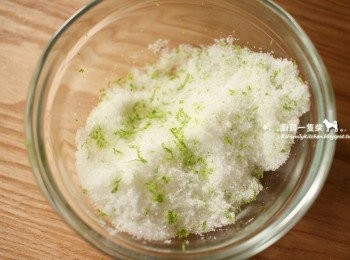 step2: <span class="group_2">材料(b)</span>以手搓揉混合，使檸檬香氣滲入砂糖中。